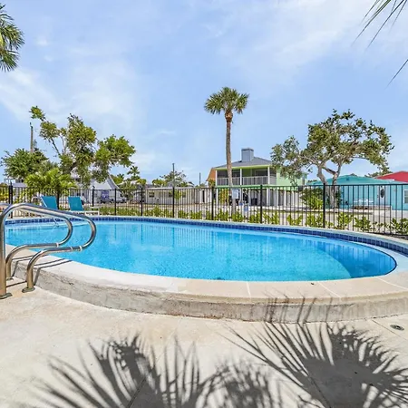 Spacious 4Br Duplex: Pool, Beach Access & Bbq Area